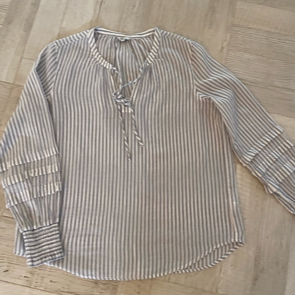 RAILS LONF SLEEVED COTTON V-NECK SHIRT.  SIZE S.